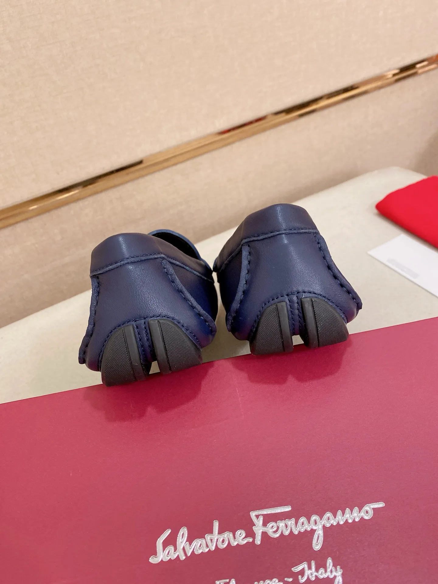 Men's shoes💰: 540💰High-end quality! Ferragamo🆕🆕Exclusive hot-selling products in stock🔥🔥New products on the shelves, high-quality Ferragamo men's pea shoes, high-end casual driving shoes, with complete packaging! 💪 💪 Material: imported first-layer pebbled cowhide 🐂 + imported high-quality water-dyed cowhide lining + wear-resistant outsole 👍🏻👍🏻 Features: high-end and comfortable, purely handmade 🚀 🚀 Create the perfect shoe that suits you best 🔥 🔥 Size: (38-44) 45 standard size can be customized!